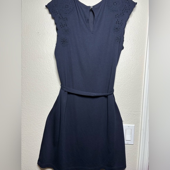 LOFT Black Sleeveless T-shirt Dress with Eyelet Detail at Shoulder. Fabric Belt. - Picture 9 of 11